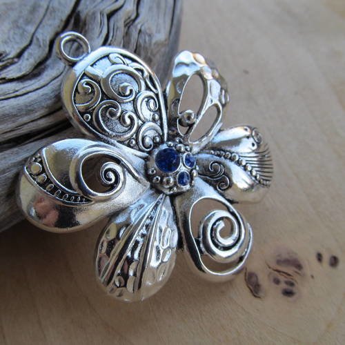 *très joli pendentif en forme de fleur de 56 x 48 mm avec motifs et strass bleu saphir.