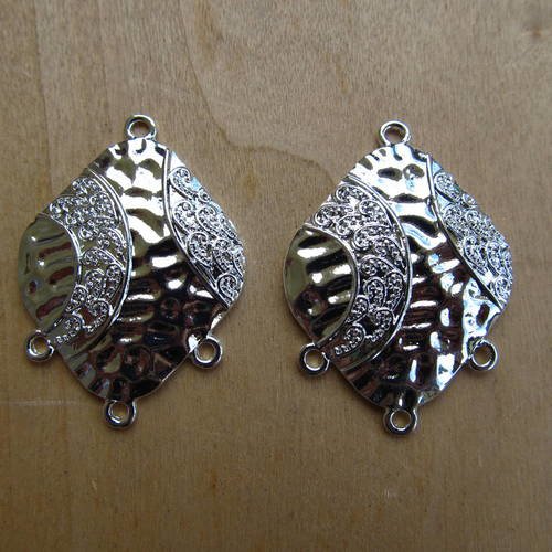Lot de 2 connecteurs de forme losange de 40 x 27 mm en métal martelé couleur argent vieilli. 