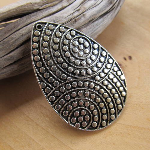 *pendentif de style ethnique en forme de goutte, de 58 x 38 mm couleur argent vieilli.
