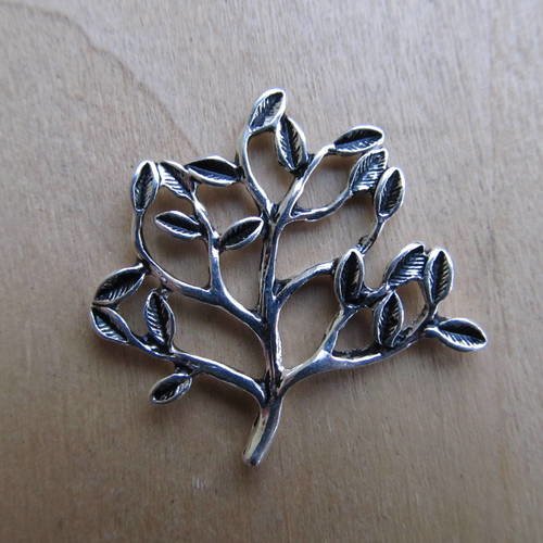 Cabochon en forme d'arbre de 33 x 32 mm en métal couleur argent vieilli. 