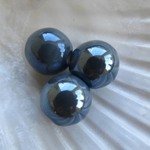 Lot de 2 perles rondes de 14 mm de diamètre en porcelaine, nacrées couleur: bleu gris..
