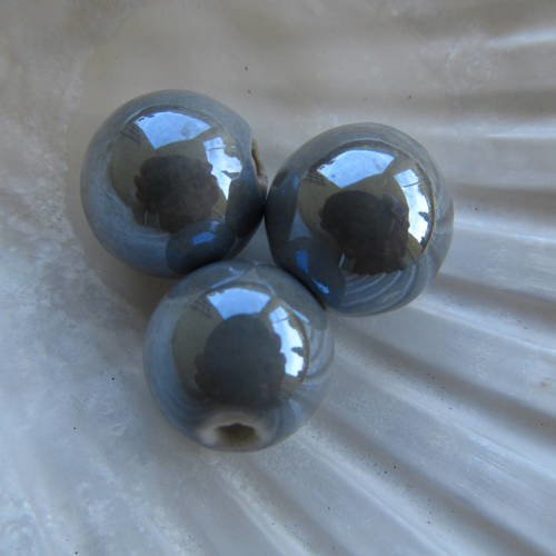Lot de 2 perles rondes de 14 mm de diamètre en porcelaine, nacrées couleur: gris perle.