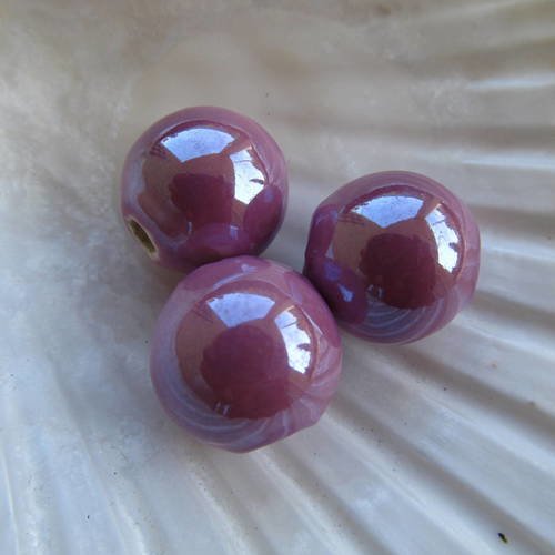 Lot de 2 perles rondes de 14 mm de diamètre en porcelaine, nacrées couleur: bruyère.