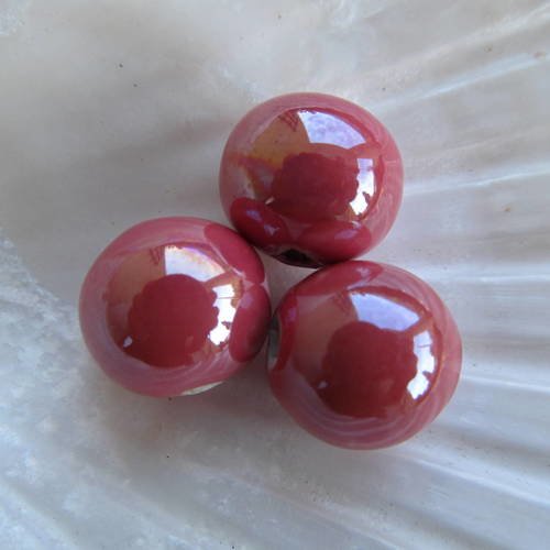 Lot de 2 perles rondes de 14 mm de diamètre en porcelaine, nacrées couleur: bois de rose.