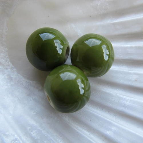 Lot de 2 perles rondes de 14 mm de diamètre en porcelaine, nacrées couleur: vert olive.