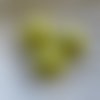 Lot de 2 perles rondes de 14 mm de diamètre en porcelaine, nacrées couleur: jaune soufre.