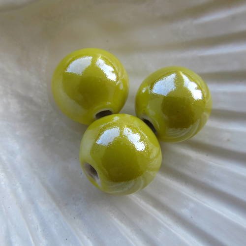 Lot de 2 perles rondes de 14 mm de diamètre en porcelaine, nacrées couleur: jaune soufre.