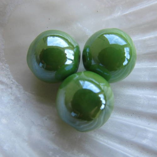 Lot de 2 perles rondes de 14 mm de diamètre en porcelaine, nacrées couleur: vert pomme.