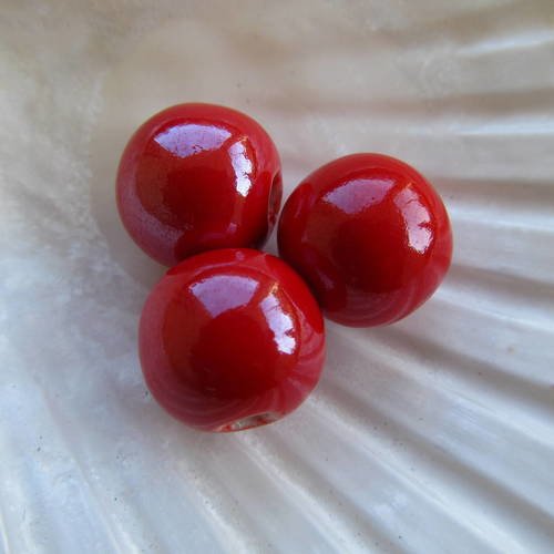 Lot de 2 perles rondes de 14 mm de diamètre en porcelaine, nacrées couleur: rouge cerise.