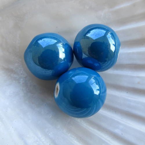 Lot de 2 perles rondes de 14 mm de diamètre en porcelaine, nacrées couleur: bleu cyan.