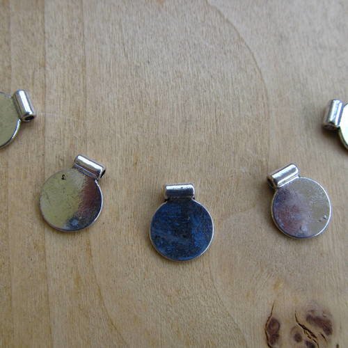 Lot de 5 breloques en forme de sequin de 15 x 12 mm, en métal couleur: argent vieilli. 