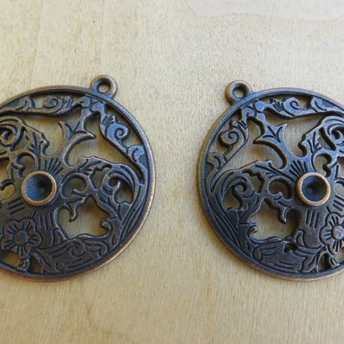 Lot de 2 breloques de forme ronde de 30 mm aux motifs en filigrane en métal cuivre rouge. 