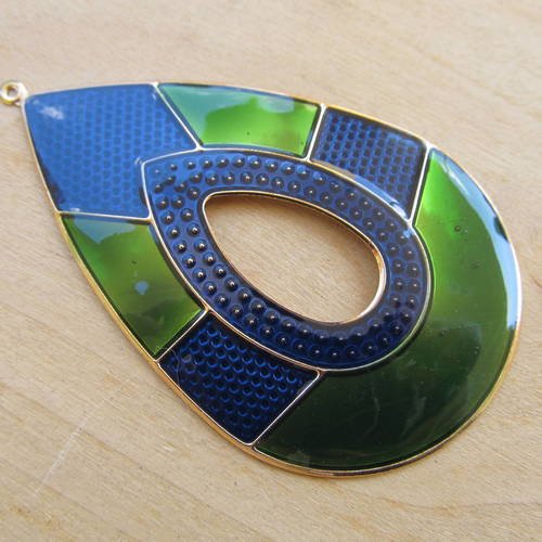 *grand pendentif en forme de goutte de 76 x 46 mm, en métal doré émaillé: vert/ bleu jean.