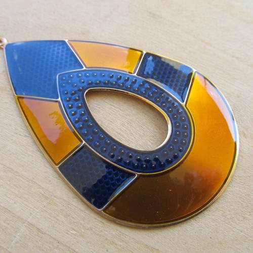 *grand pendentif en forme de goutte de 76 x 46 mm, en métal doré émaillé: miel doré/ bleu jean.
