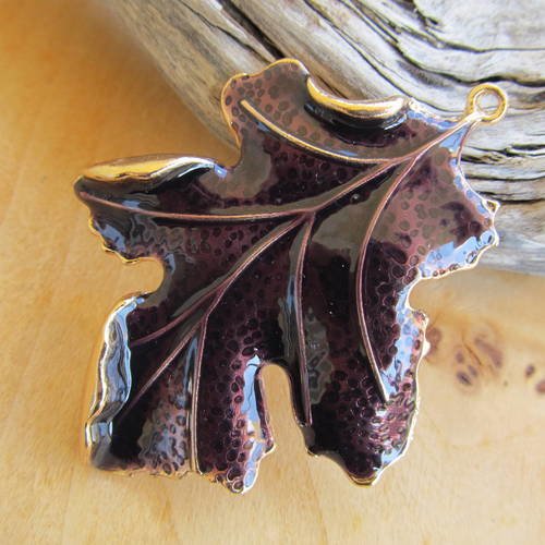 *grand pendentif en forme de feuille en relief de  67 x 51 mm, en métal doré émaillé: figue.