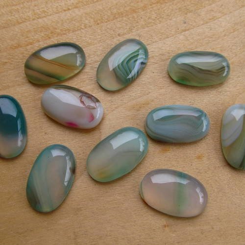 Cabochon de forme ovale de 24.5 mm x 18 mm en agate du brésil de couleur: vert. 