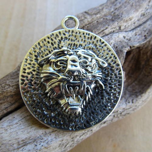 *pendentif tête de tigre de 39 mm de diamètre en métal argent vieilli.