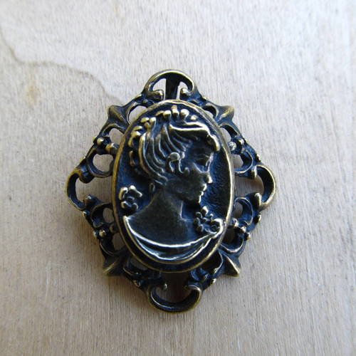 Pendentif en forme de losange de 32 mm x 27 mm avec portrait féminin, en métal bronze. 
