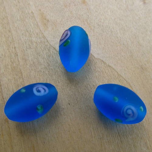 *perle au chalumeau en forme d'olive de 17 mm x 12 mm en verre givré de couleur: bleu océan.