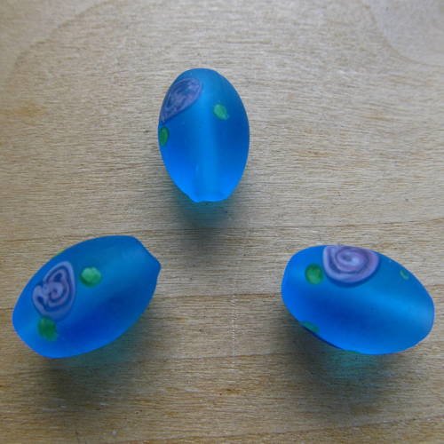 *perle au chalumeau en forme d'olive de 17 mm x 12 mm en verre givré de couleur: bleu azur.