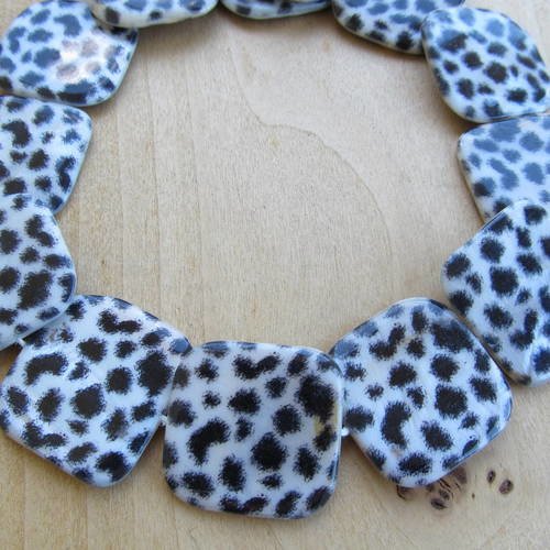 Lot de 5 perles carrées de 30 mm en coquillage décor tacheté: noir/ivoire. 