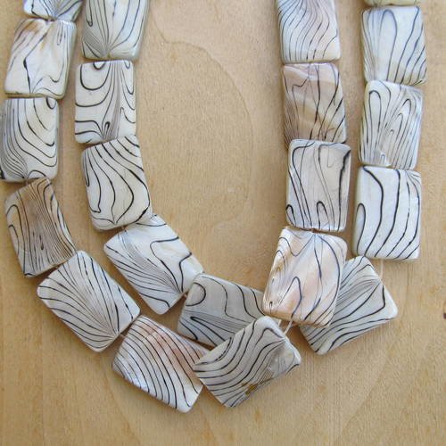 Lot de 5 perles rectangulaires de 26 x 18 mm en coquillage orné d'un décor de lignes très fines, noir sur ivoire. 