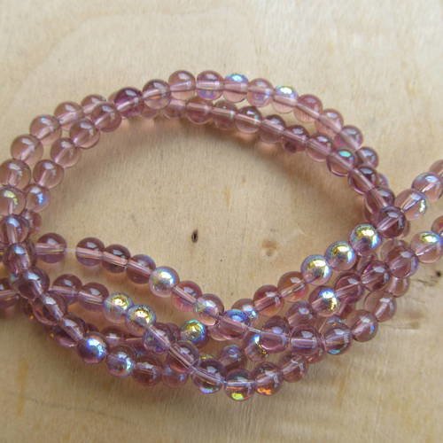 Fil d'environ 78 perles de 4 mm en verre transparent teinté: bruyère. 