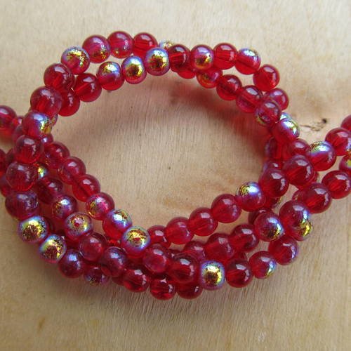 Fil d'environ de 78 perles en verre de 4 mm semi-transparentes teintées: rouge foncé. 