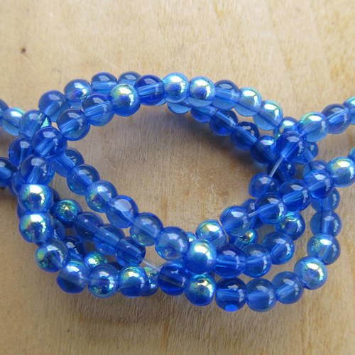 Fil d'environ de 78 perles en verre de 4 mm semi-transparentes teintées: bleu saphir. 