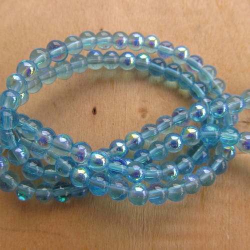 Fil d'environ 78 perles de 4 mm en verre  transparent teinté: bleu turquoise. 
