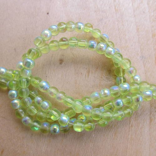 Fil d'environ de 78 perles en verre de 4 mm transparentes teintées: citron vert. 