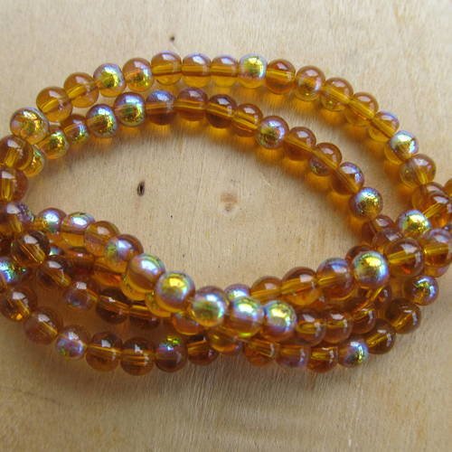 Fil d'environ de 78 perles en verre de 4 mm semi-transparentes teintées: ambre. 