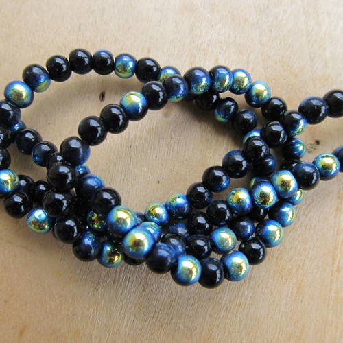 Fil d'environ de 78 perles en verre de 4 mm opaques teintées: noir. 