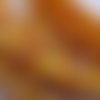 Lot de 30 petites perles en nacre blanche de 5 mm de diamètre: orange cuivré. 
