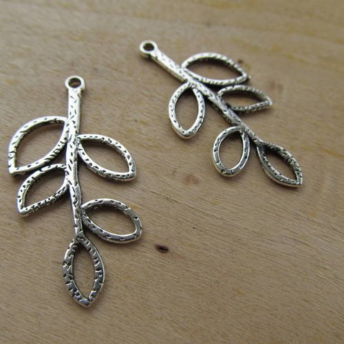 Lot de 2 pendentifs en forme de feuille de 38 x 18 mm en métal couleur argent vieilli. 