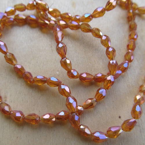 Lot de 20 petites perles gouttes de 5 x 3.5 mm en verre facetté plaqué arc-en-ciel de couleur: ambre. 