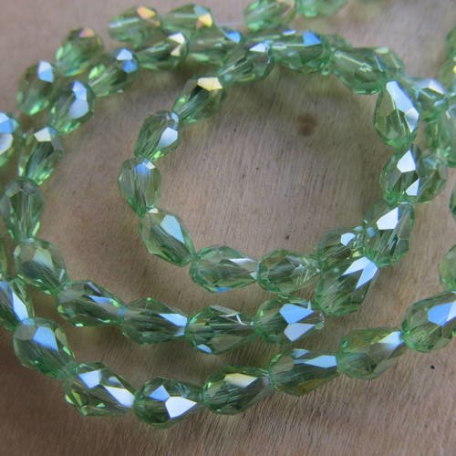 Lot de 20 petites perles gouttes de 6 x 4 mm en verre facetté plaqué ab de couleur: verveine. 
