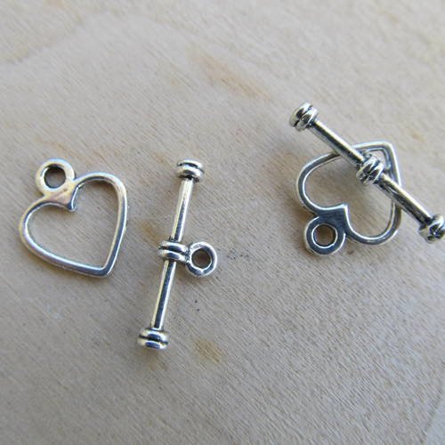 Lot de 5 fermoirs toggle en forme de cœur de 14 x 12 mm en métal couleur argent vieilli. 