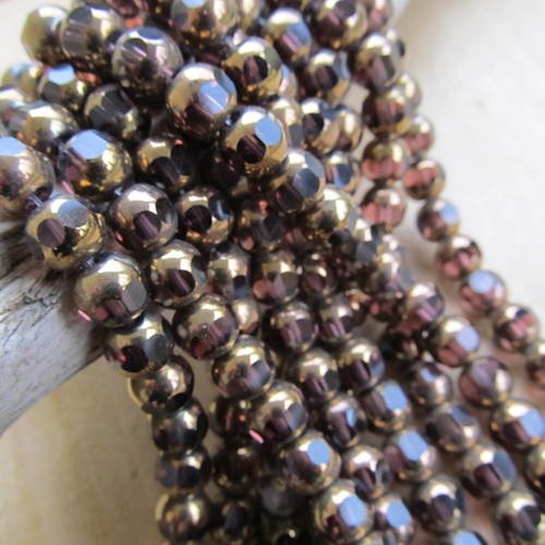 Lot de 10 perles de 8 mm de diamètre en verre facetté plaqué cuivre de couleur: pourpre. 