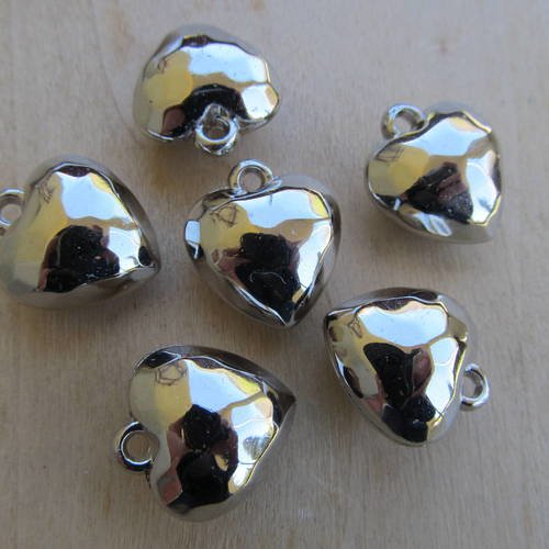 Lot de 2 breloques en forme de cœur, de 20 x 18 mm, en acrylique couleur : argent vieilli. 