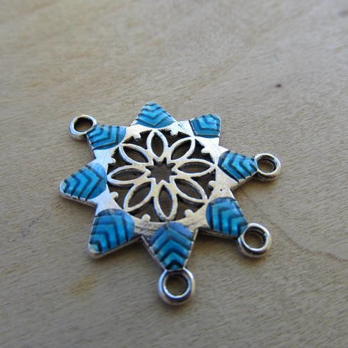 Connecteur en forme d'étoile de 31 x 26 mm en métal argenté émaillé bleu. 