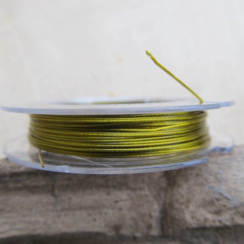Bobine de fil câblé en acier inoxydable plastifié de 0.38 mm diamètre, de couleur vieil or. 