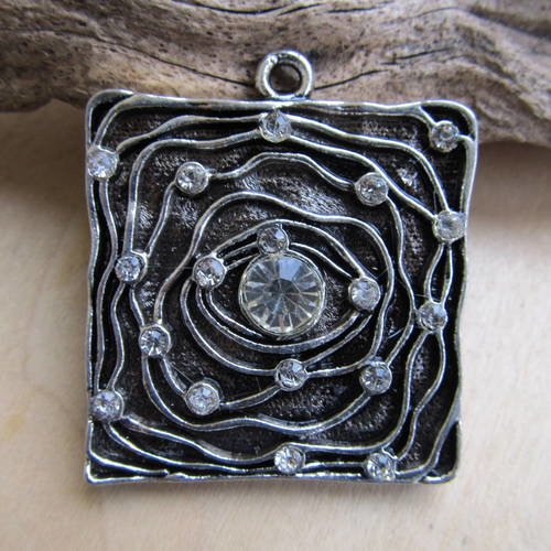 *grand pendentif carré de 46 x 41 x 5 mm en métal de couleur argent vieilli et strass.