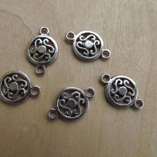 Lot de 4 connecteurs ronds en filigrane de  19 x 12 mm en métal couleur argent vieilli. 
