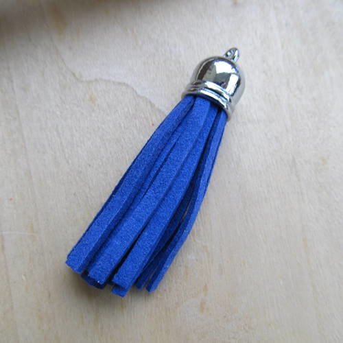 Pendentif  gland en métal et franges de cuir velours de couleur: bleu outremer. 