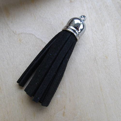 Pendentif  gland en métal et franges de cuir velours de couleur: noir. 