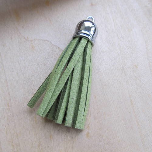 Pendentif  gland en métal et franges de cuir velours de couleur: pistache. 