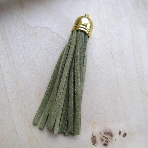 Pendentif  gland en métal et franges de cuir velours de couleur: kaki. 