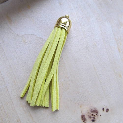 Pendentif  gland en métal et franges de cuir velours de couleur: jaune d'or. 