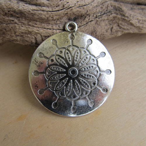 *pendentif en forme de médaillon avec décor gravé, de  38 x 34 x 2 mm en métal couleur argent vieilli.